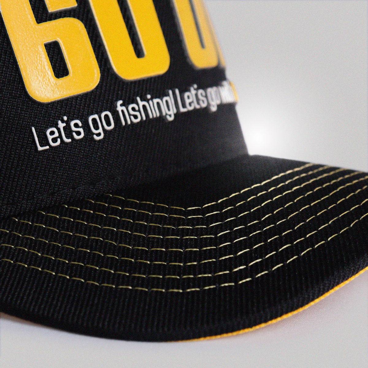 Aba do boné BRK com costuras reforçadas e estrutura moldável