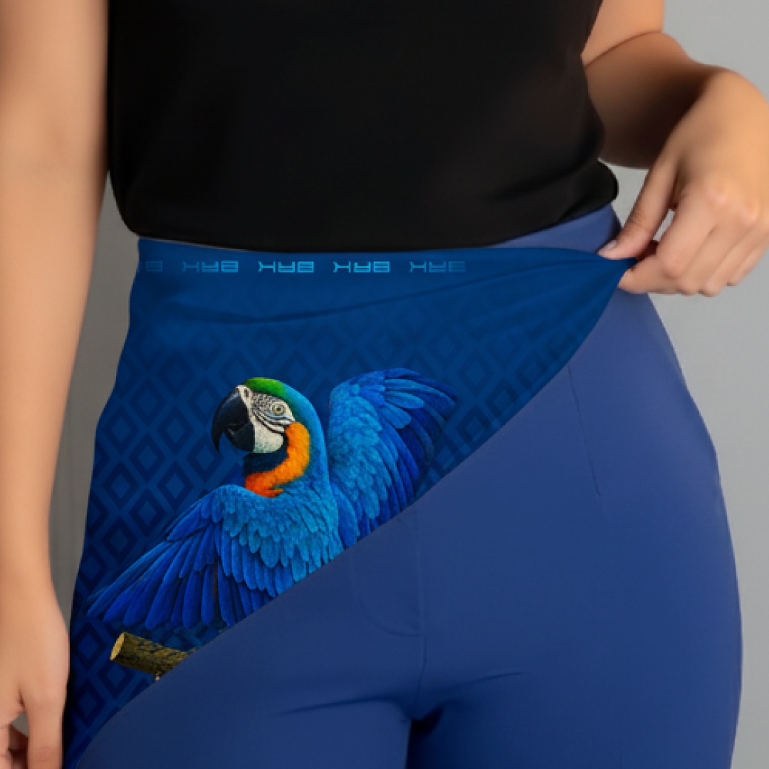 Detalhe da estampa de arara azul do lenço feminino BRK.