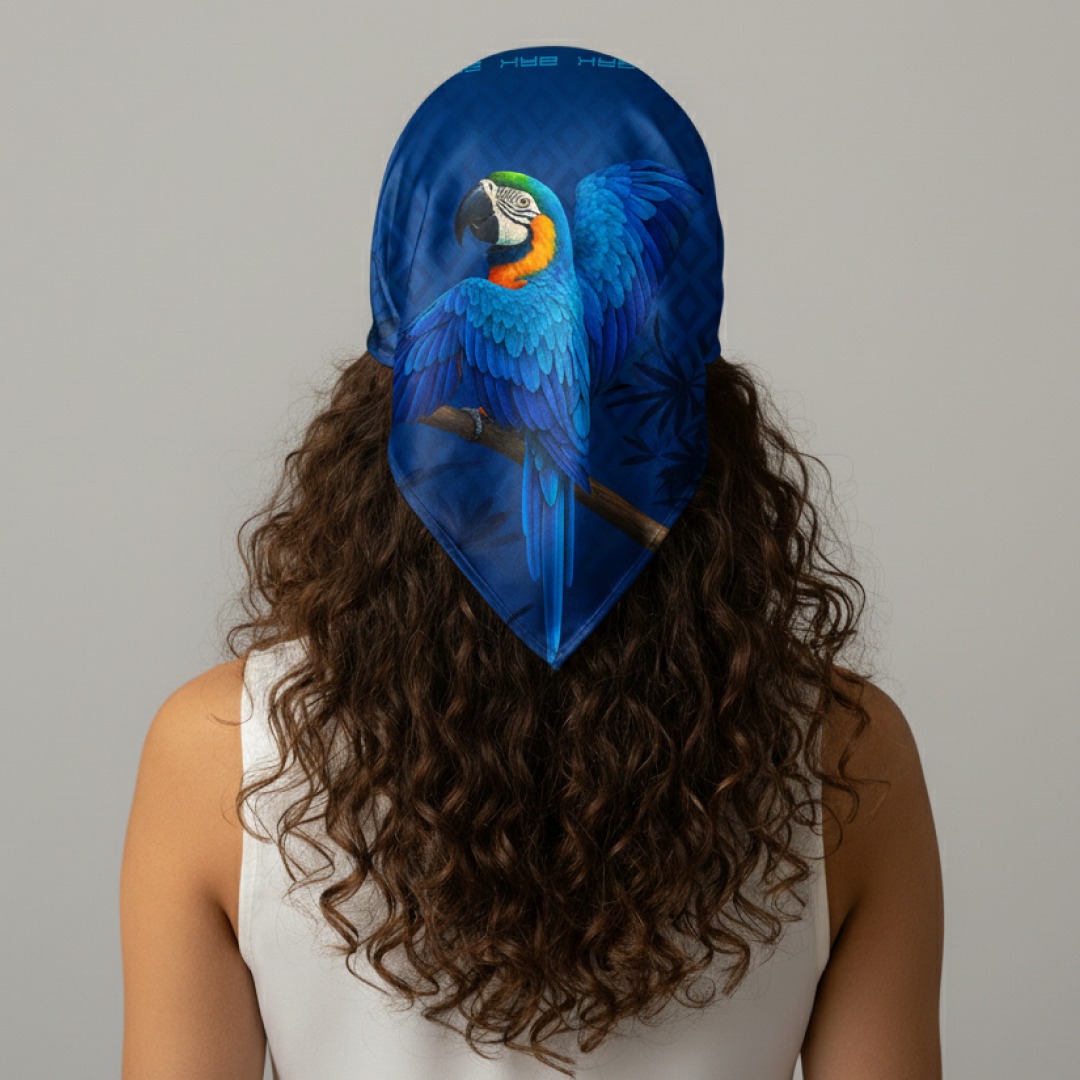 Lenço usado como bandana na cabeça com estampa de arara azul.