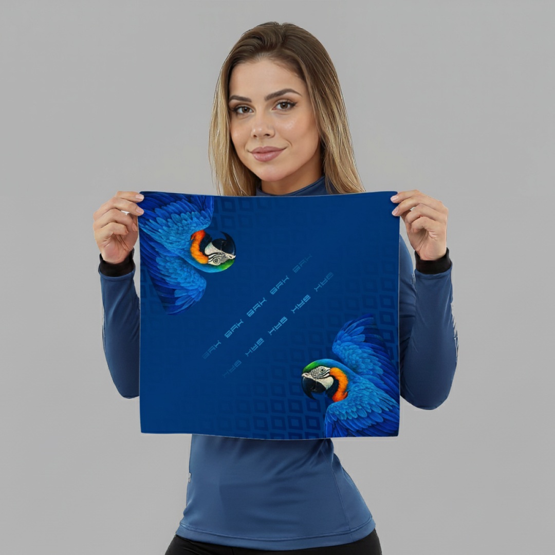Mulher segurando o lenço estampa de arara azul.