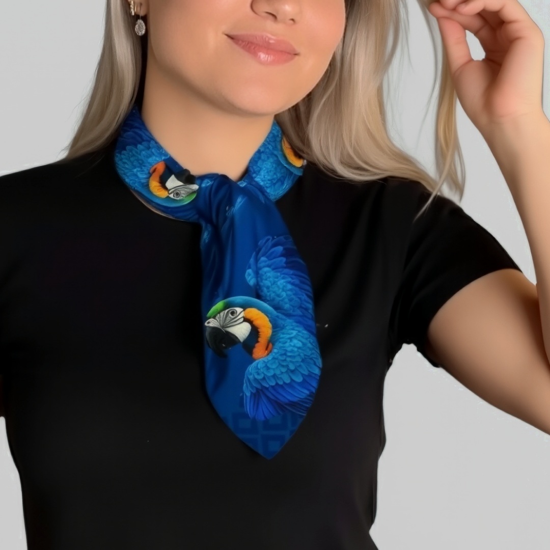Lenço usado no pescoço como um laço, destacando o tecido macio.