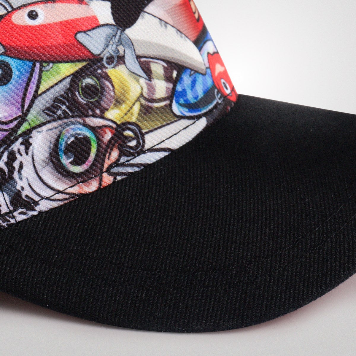 Aba do boné BRK com costuras reforçadas e estrutura moldável