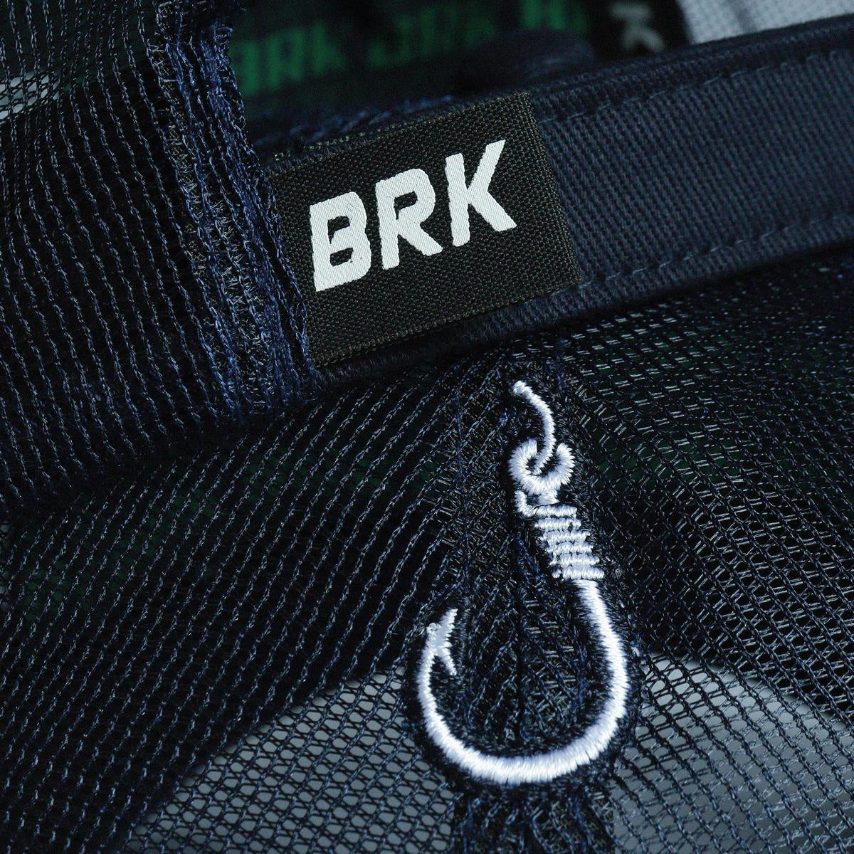 Etiqueta BRK de qualidade aplicada no boné