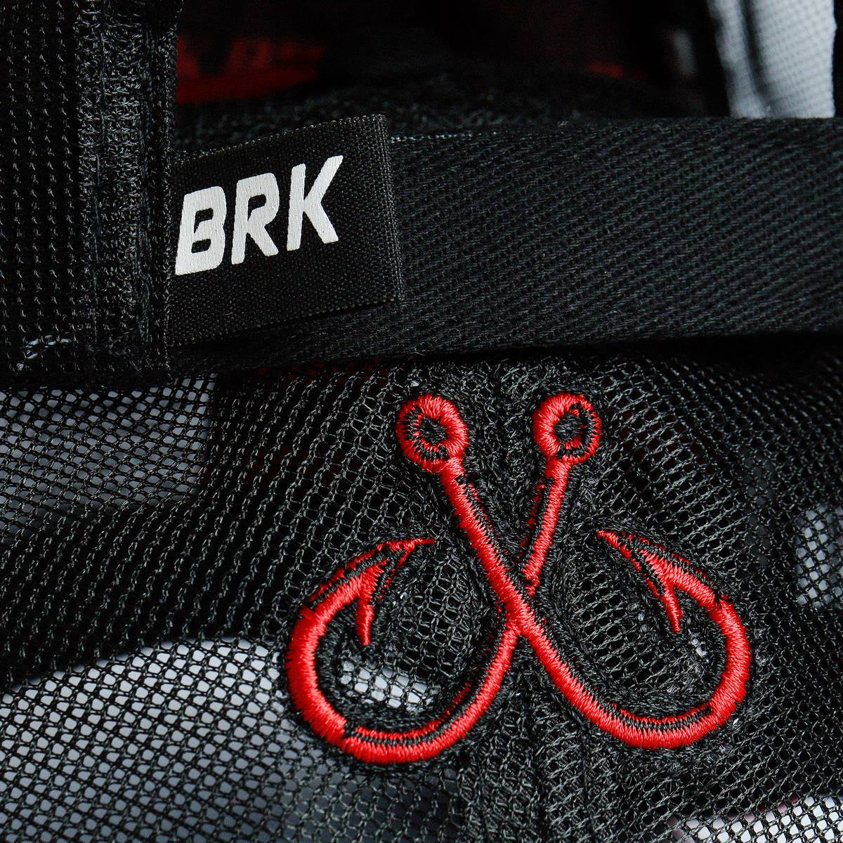 Etiqueta BRK de qualidade aplicada no boné