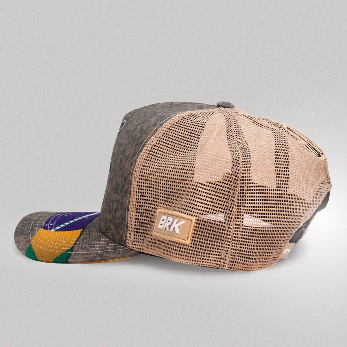 Parte interna do boné BRK com costuras em tear