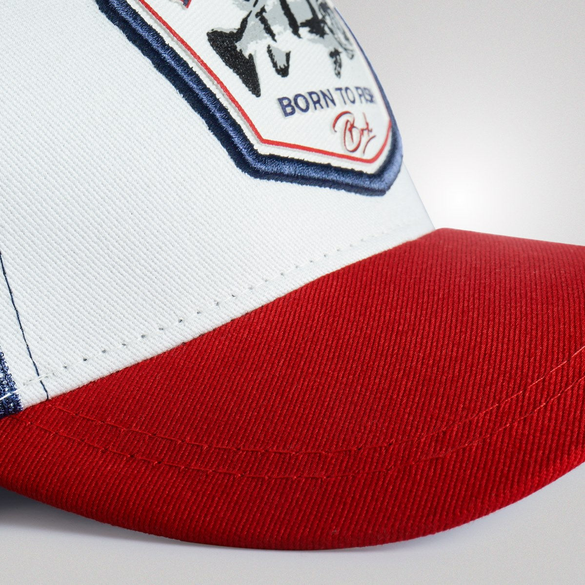 Aba do boné BRK com costuras reforçadas e estrutura moldável