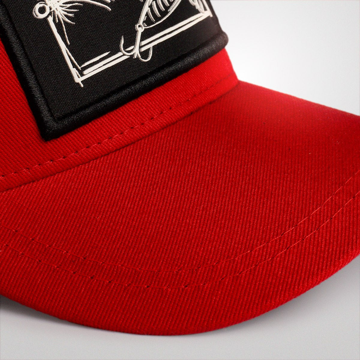 Aba do boné BRK com costuras reforçadas e estrutura moldável