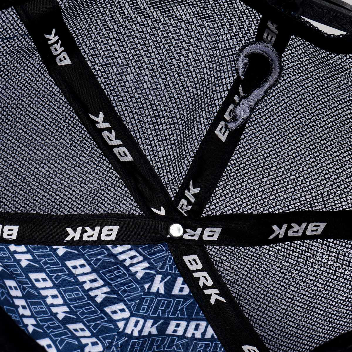 Parte interna do boné BRK com costuras em tear