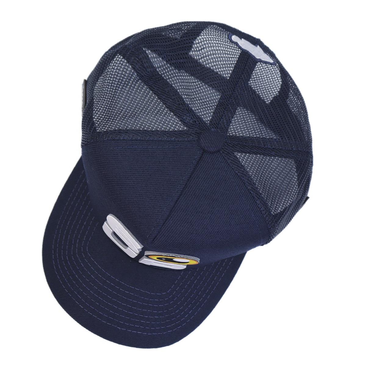 Parte interna do boné BRK com costuras em tear