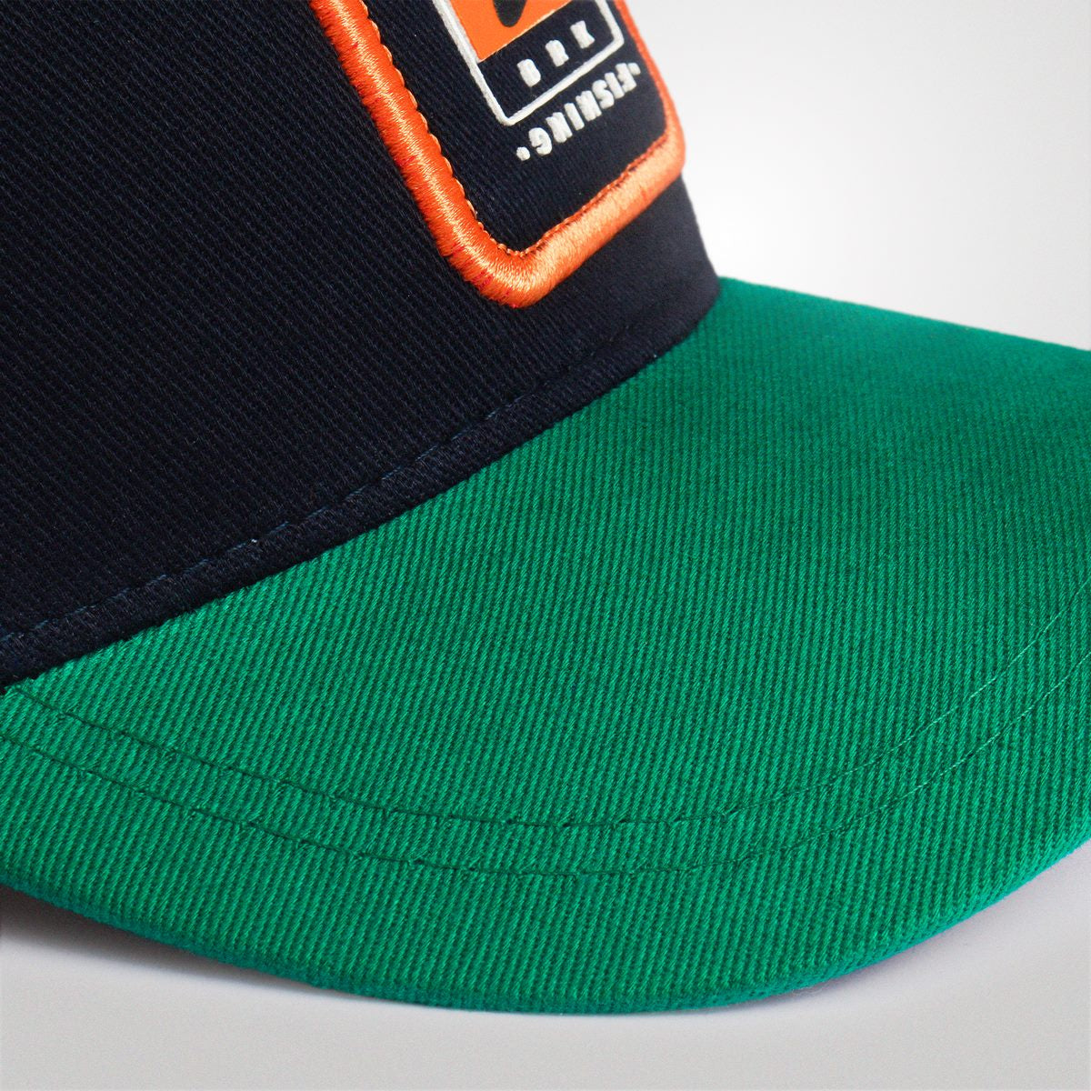 Aba do boné BRK com costuras reforçadas e estrutura moldável