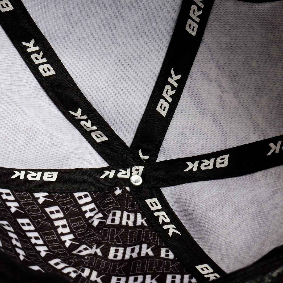 Parte interna do boné BRK com costuras em tear