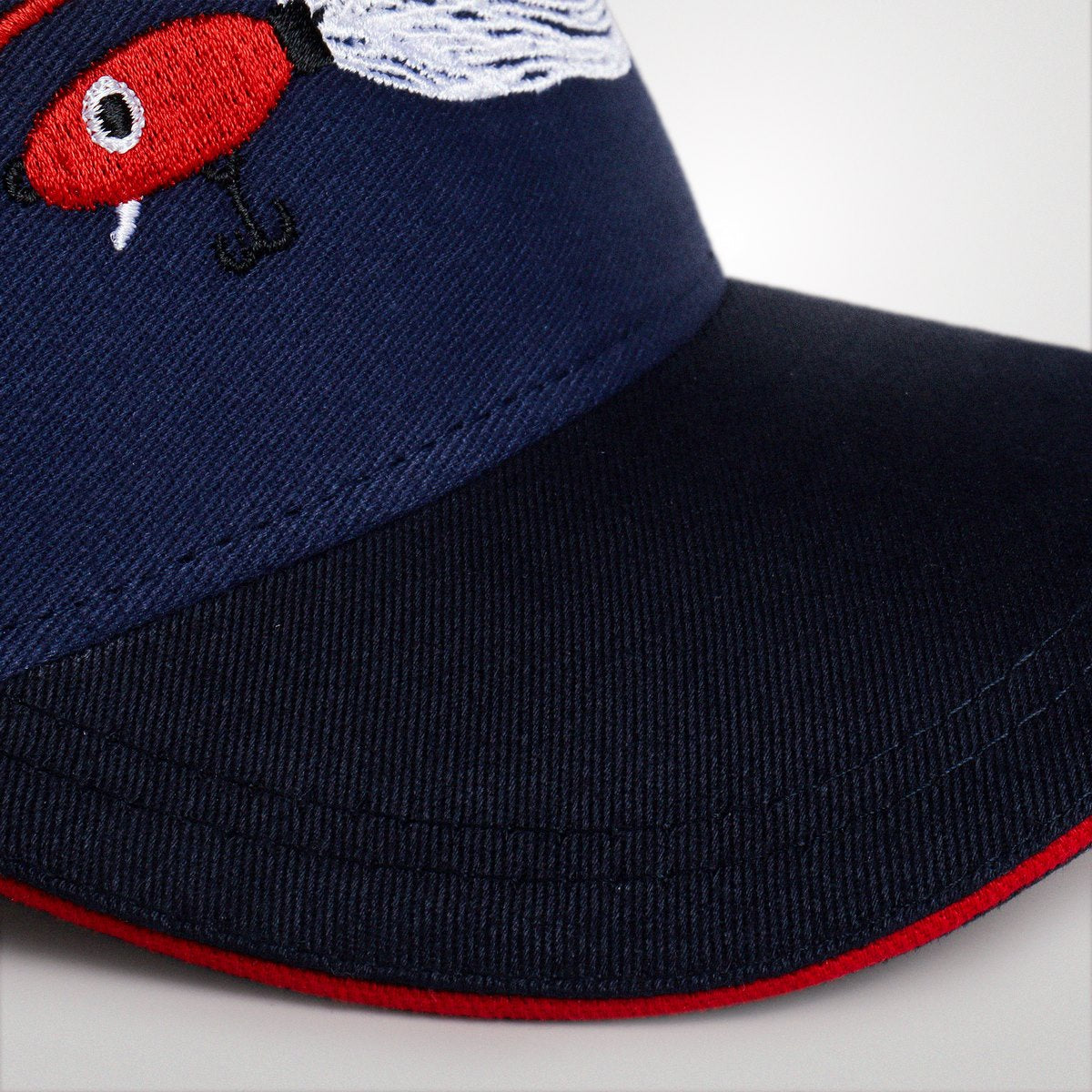 Aba do boné BRK com costuras reforçadas e estrutura moldável