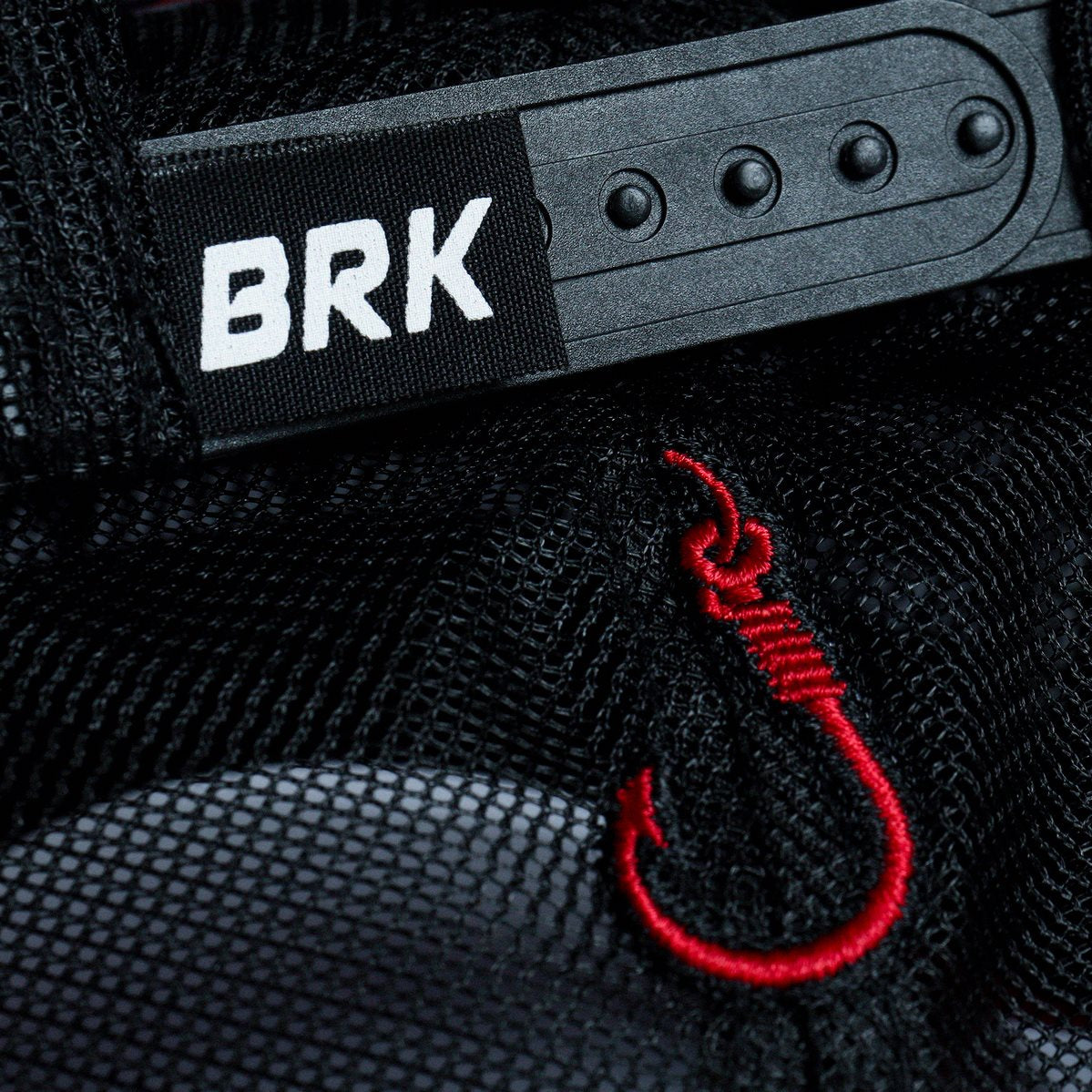 Etiqueta BRK de qualidade aplicada no boné