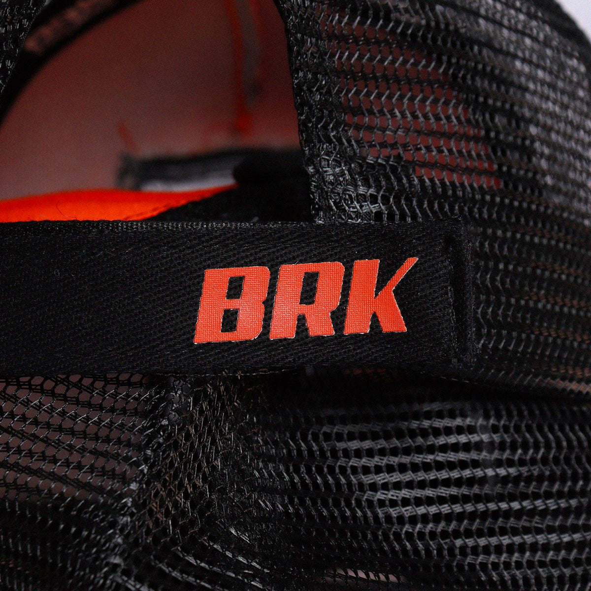 Etiqueta BRK de qualidade aplicada no boné