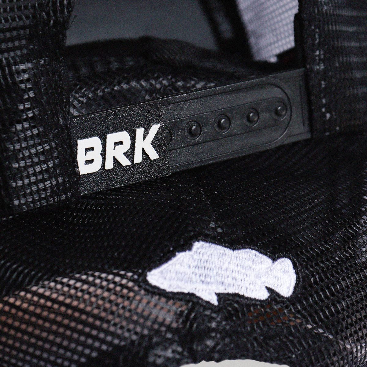 Etiqueta BRK de qualidade aplicada no boné