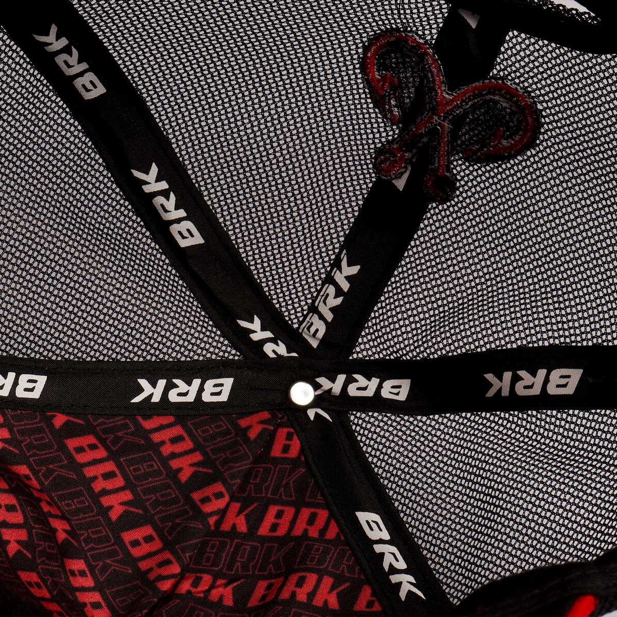 Parte interna do boné BRK com costuras em tear