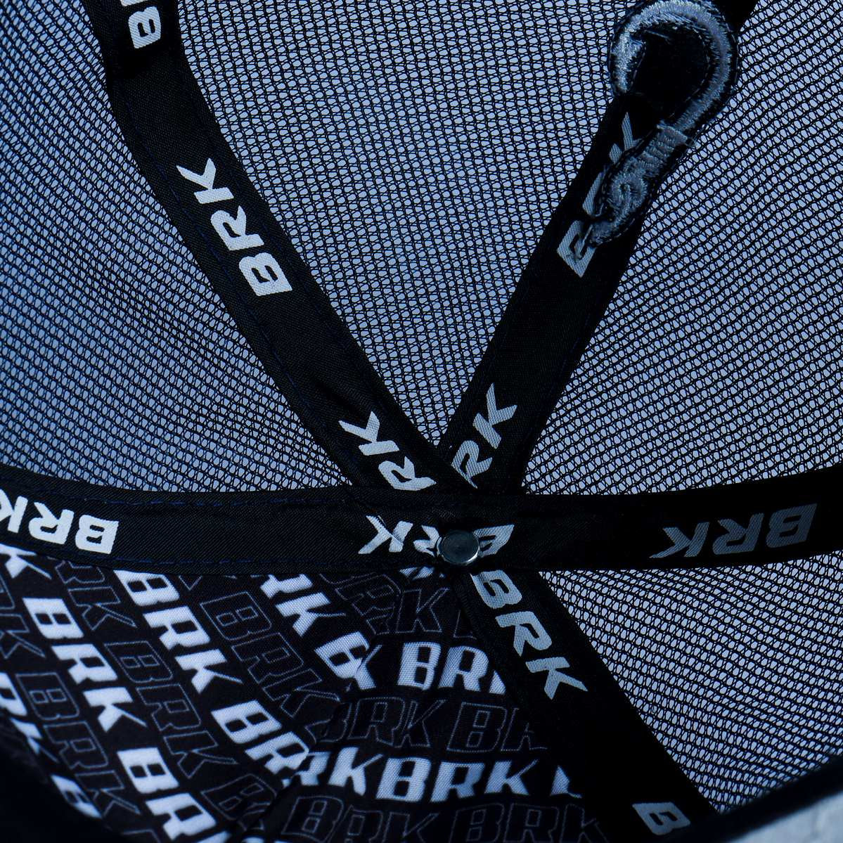 Parte interna do boné BRK com costuras em tear