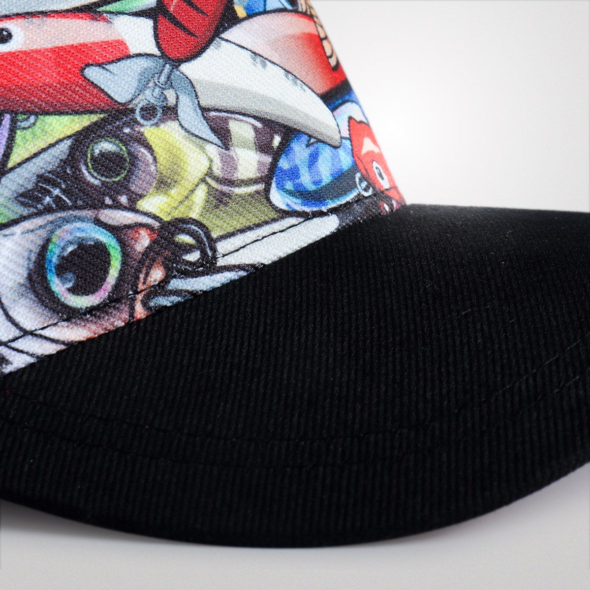 Aba do boné BRK com costuras reforçadas e estrutura moldável