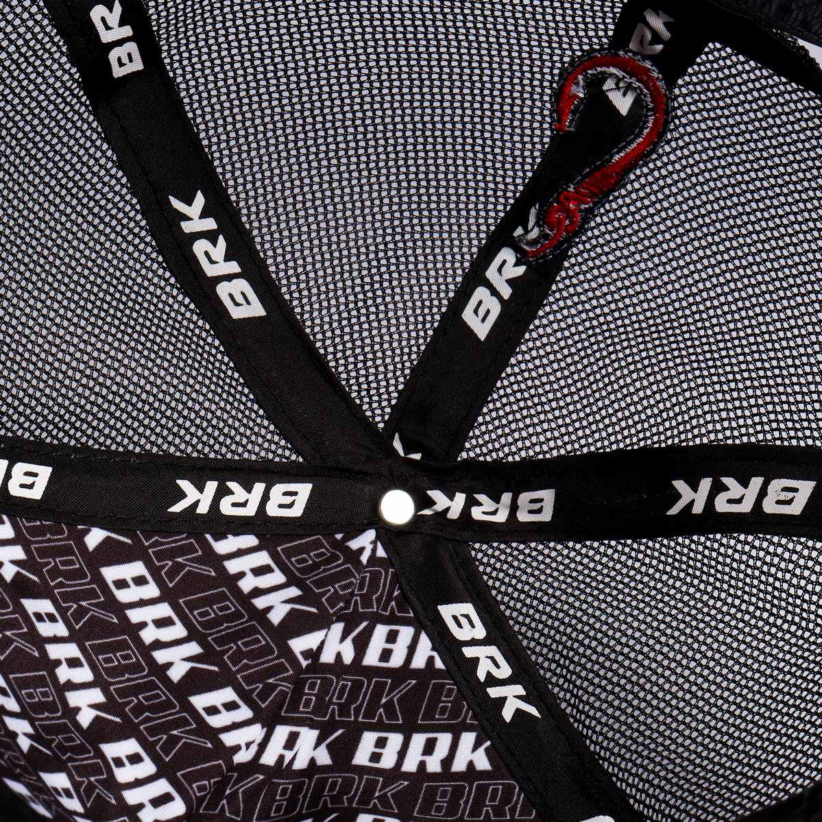 Parte interna do boné BRK com costuras em tear