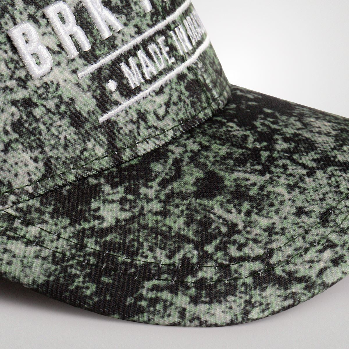 Aba do boné BRK com costuras reforçadas e estrutura moldável