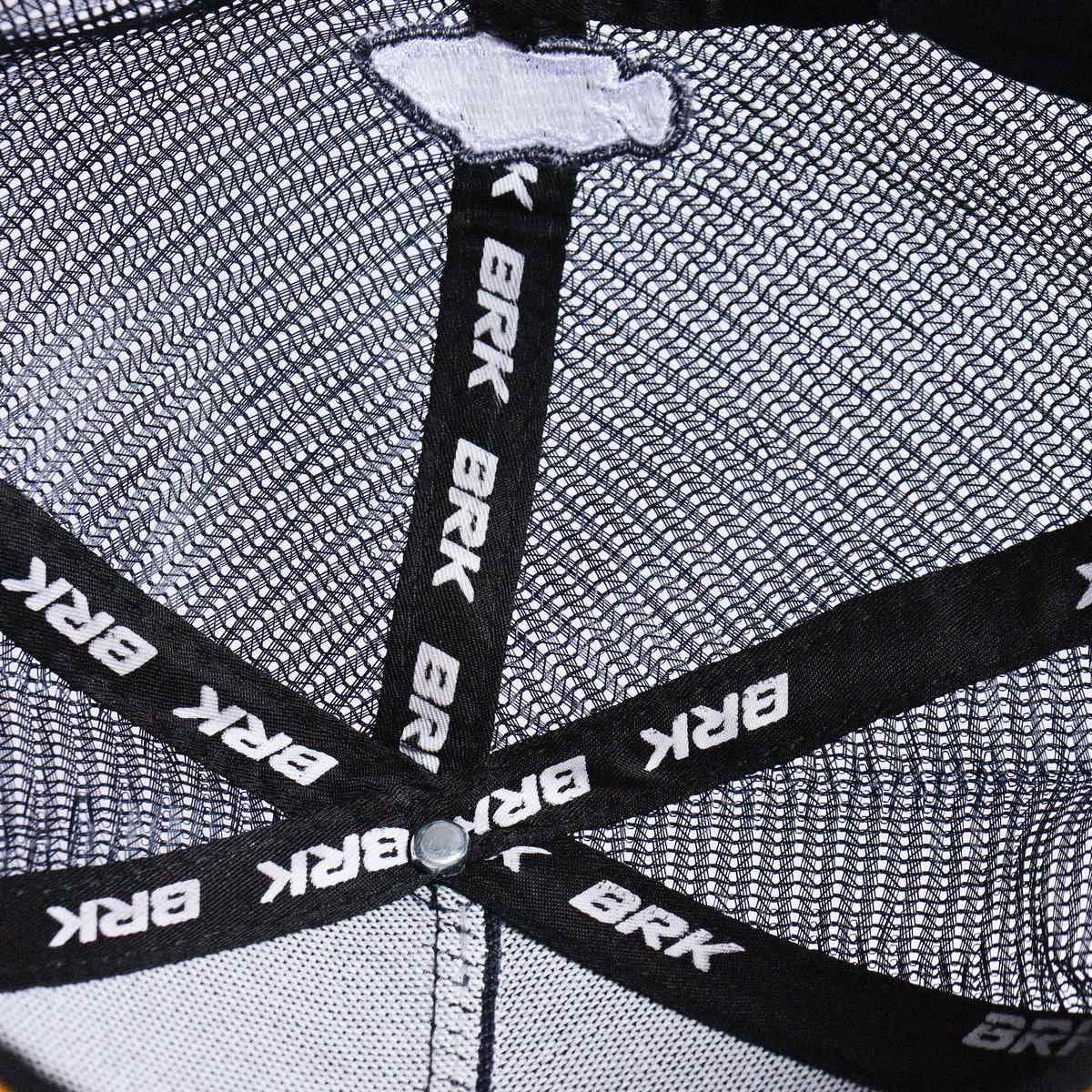 Parte interna do boné BRK com costuras em tear