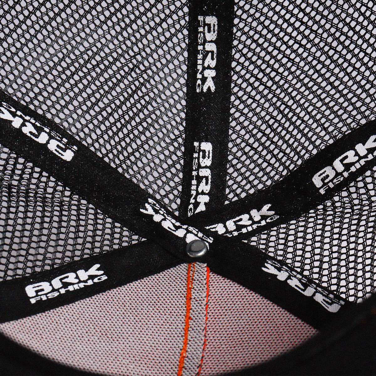 Parte interna do boné BRK com costuras em tear