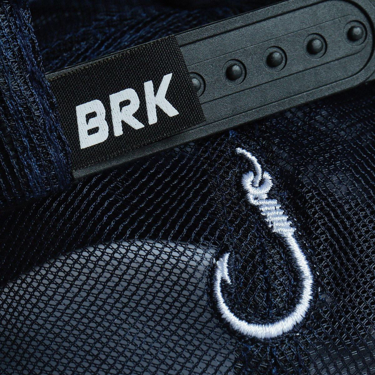 Etiqueta BRK de qualidade aplicada no boné