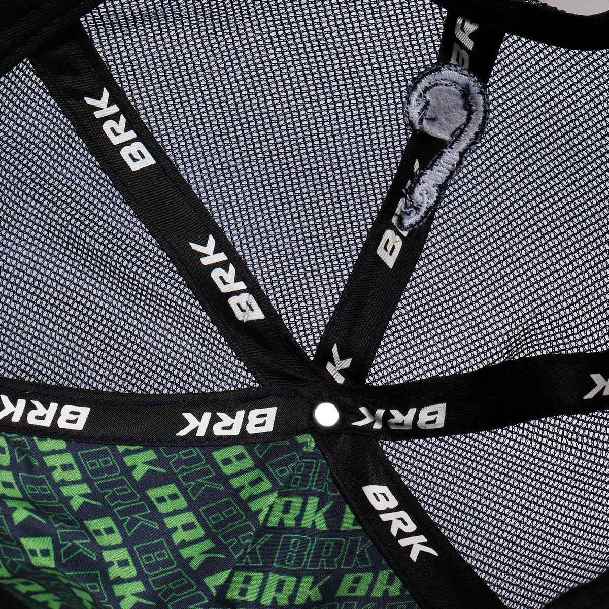 Parte interna do boné BRK com costuras em tear