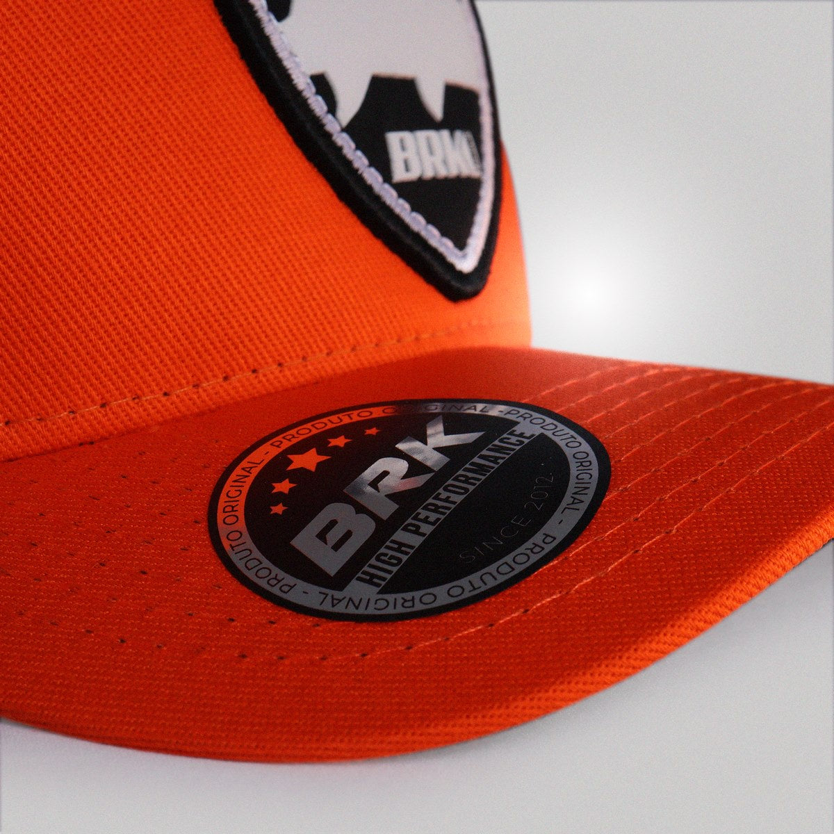 Aba do boné BRK com costuras reforçadas e estrutura moldável